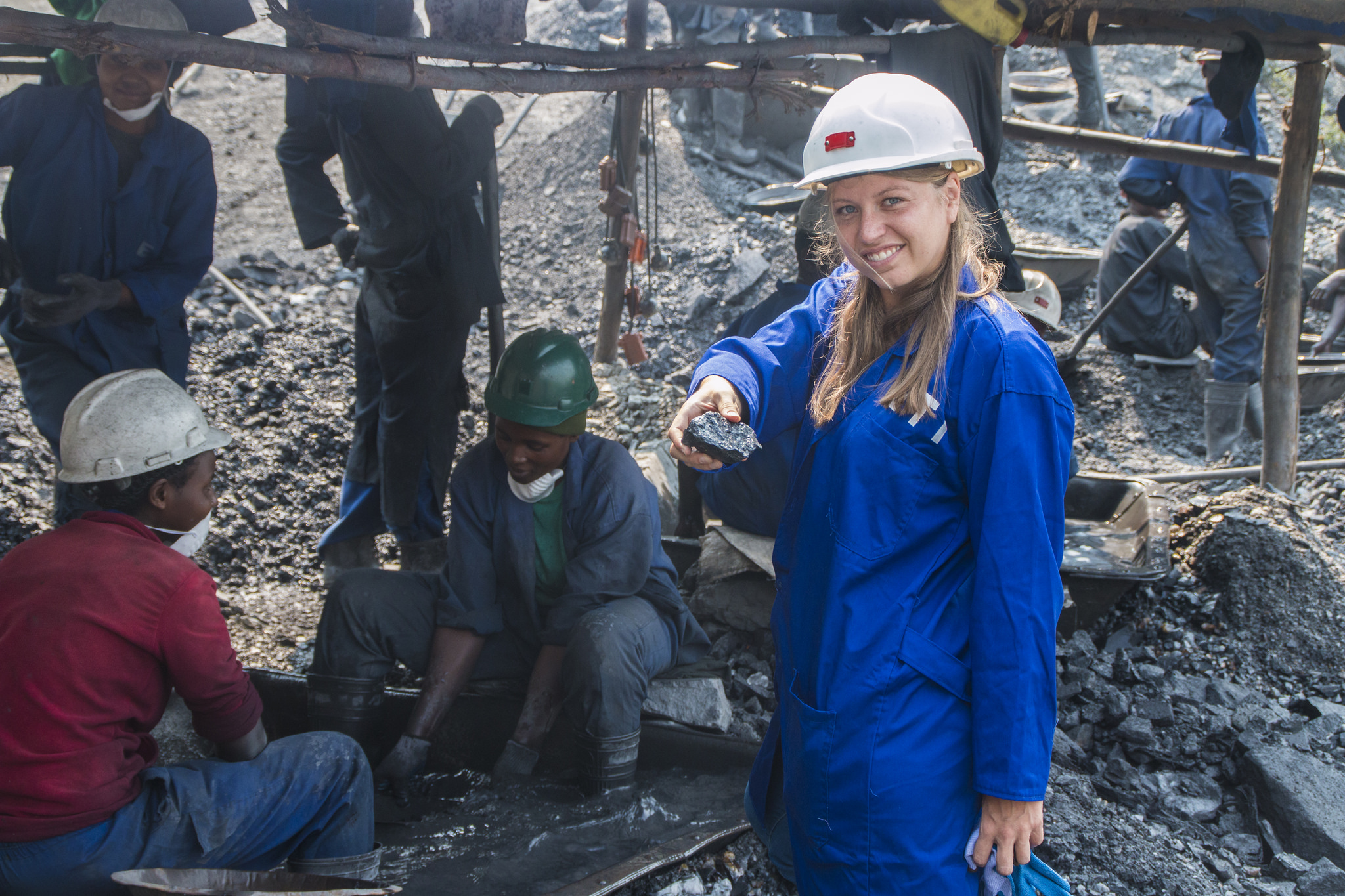 Bibi Bleekemolen, de Impacto y Desarrollo, en una mina de tungsteno en Ruanda