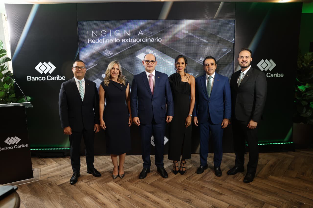 jecutivos Del Banco Durante El Lanzamiento De Insignia